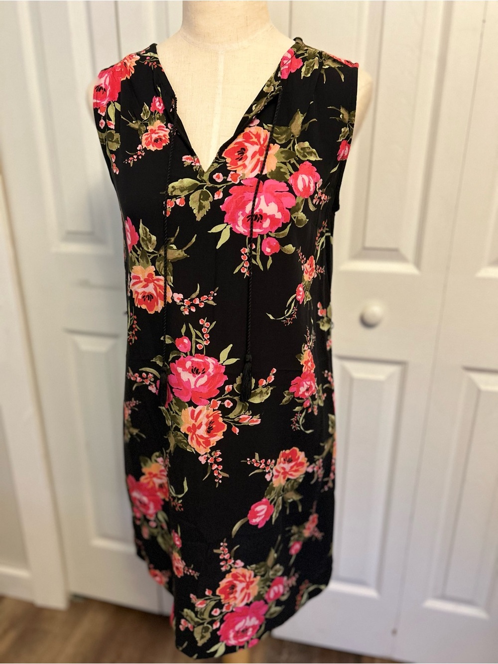 beach lunch lounge Black Floral Sleeveless Shift Dress with Pink Roses